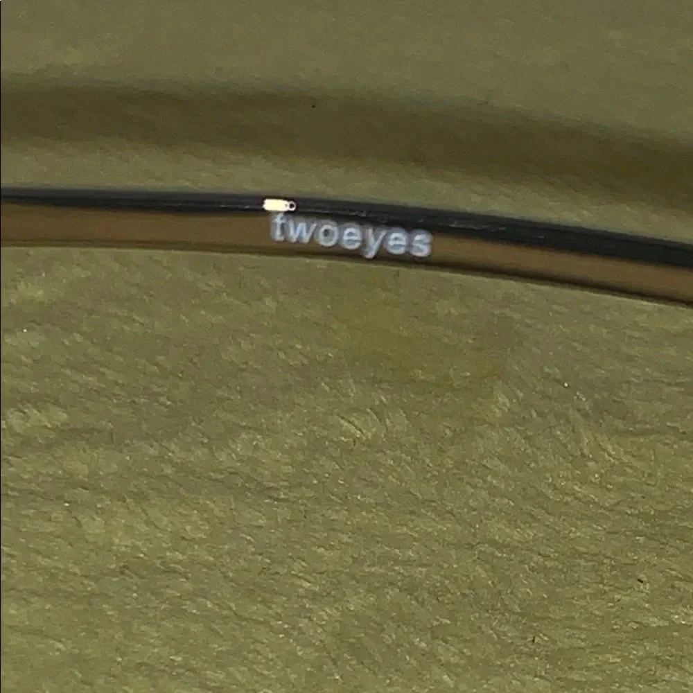 TWOEYES + 3.00 shades